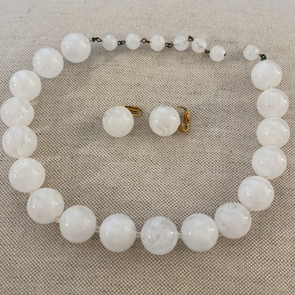 Vintage jewellery: three bead and chain sets. - Picture 7 of 8